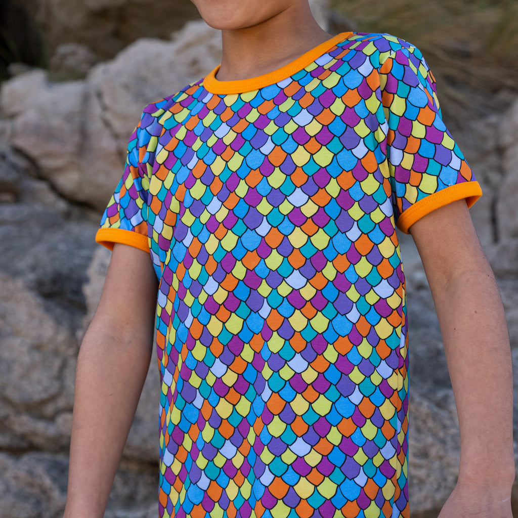 Rainbow scales | Tee