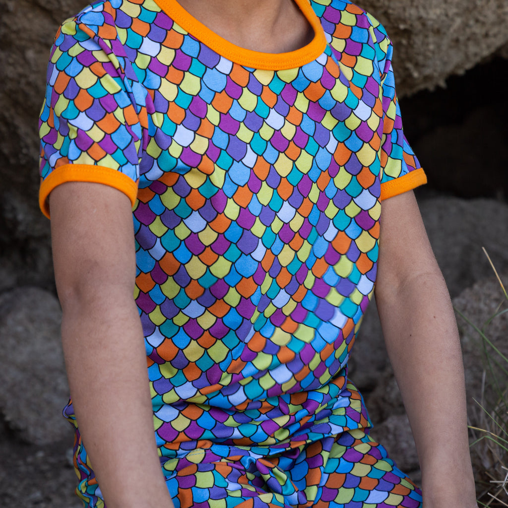 Rainbow scales | Tee