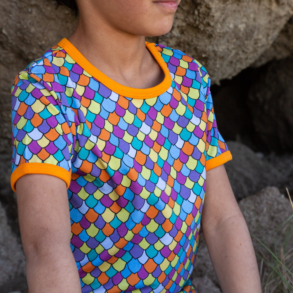 Rainbow scales | Tee