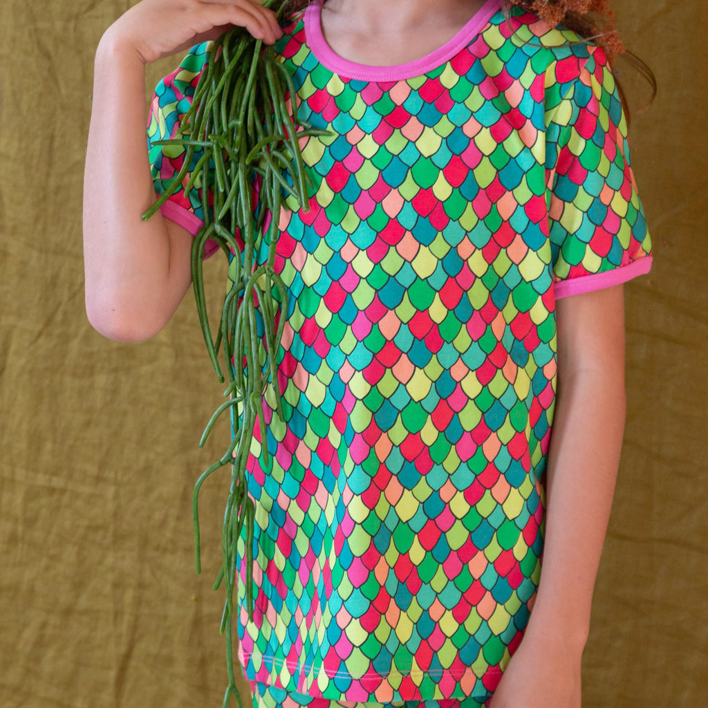 Rainbow Scales Pink Cosmos | Tee